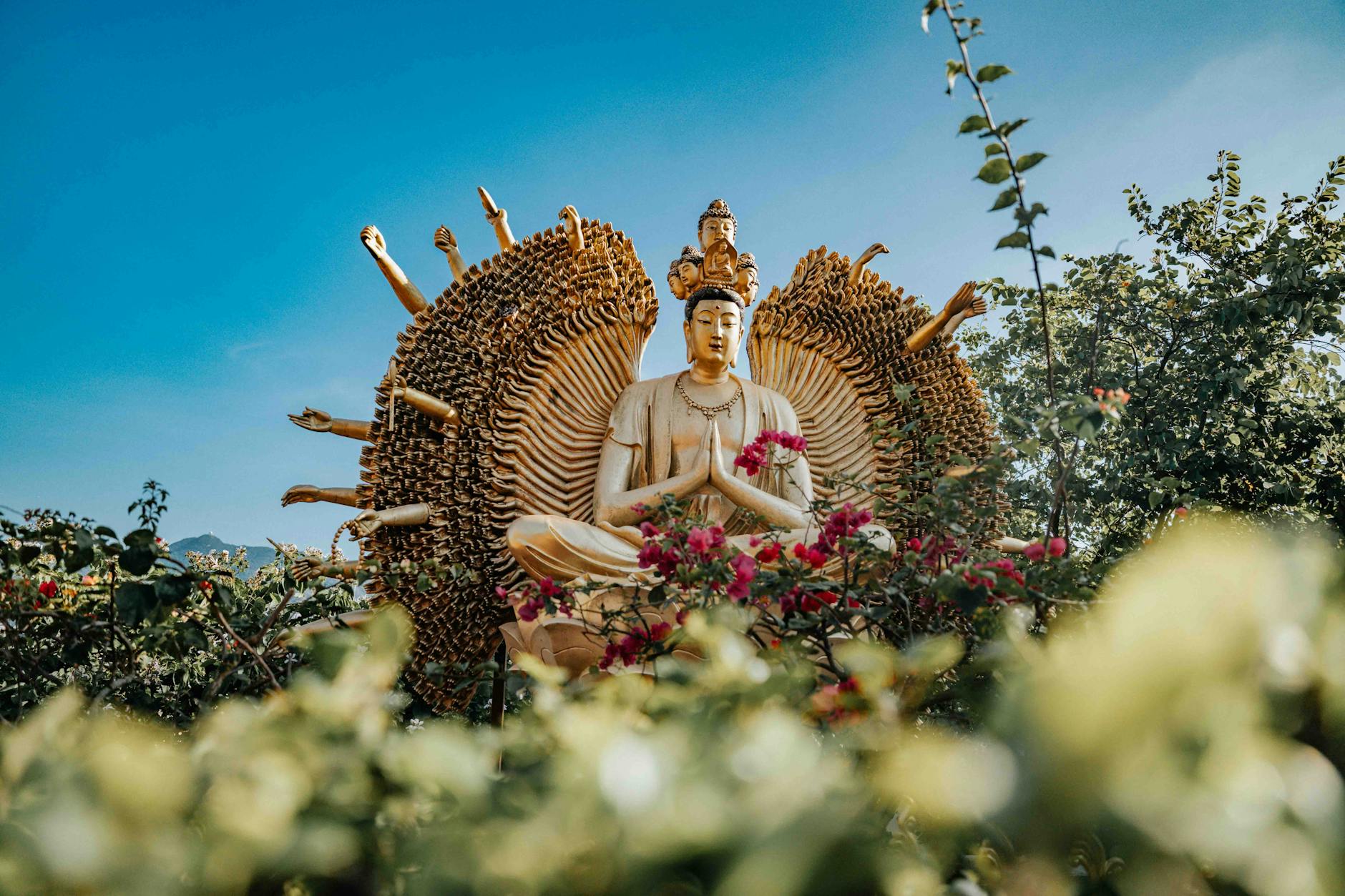 พระพุทธรูปปางสมาธิสีทองพร้อมรูปปั้นกวางที่ฐาน แทนถึงสวนกวางที่แสดงปฐมเทศนาครั้งแรก