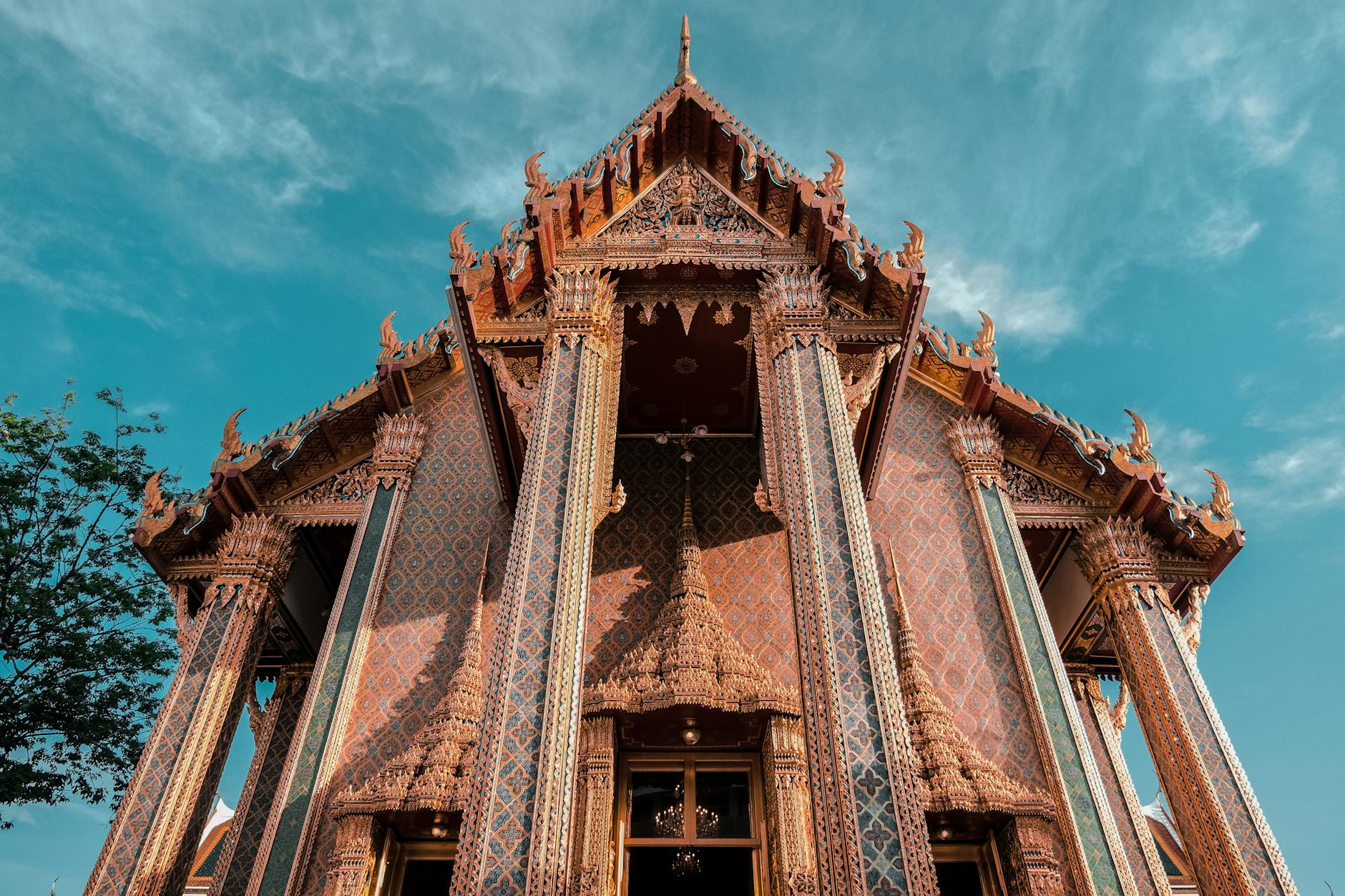 ปฏิทินไทยแสดงวันพระพร้อมการจัดเทียนที่วัด