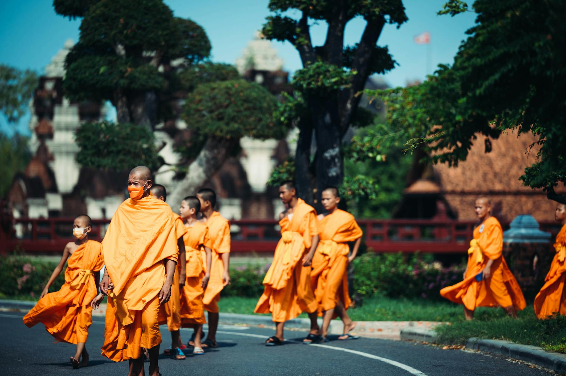สามเณรไทยนั่งสมาธิในวัดระหว่างจำพรรษาฤดูฝน