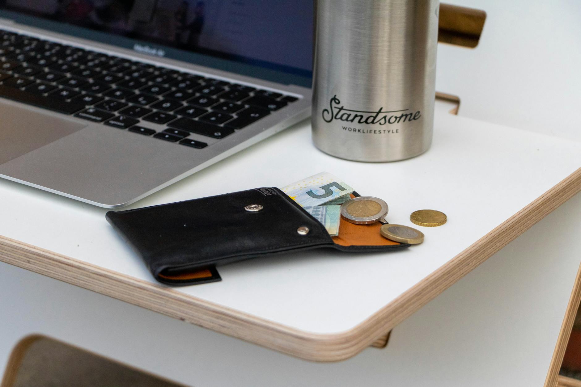 เข็มขัดเงินแบบซ่อน - ภาพถ่ายโดย Standsome Worklifestyle บน Pexels