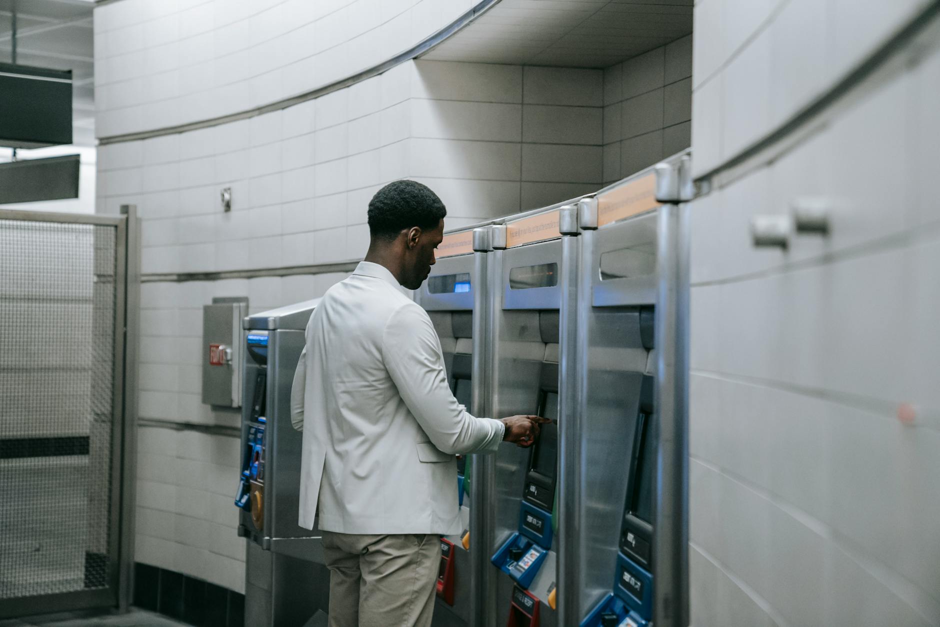 観光地のヨーロッパATM - Photo by Liliana Drew on Pexels